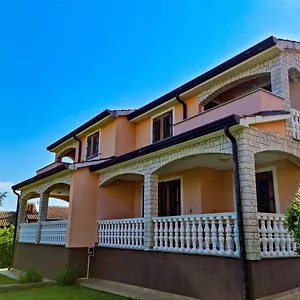 Apartman Juli No3 & No4, Mugeba