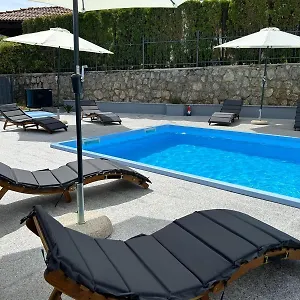 Apartman Fantasea, Opric